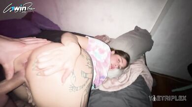 Mi hermanastro me abre el culo con los dedos hasta meter su gran polla