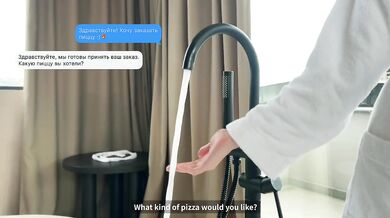 Pizzabud slikkede våd fisse. Cutie spiste kurerens sperm - Eva Soda