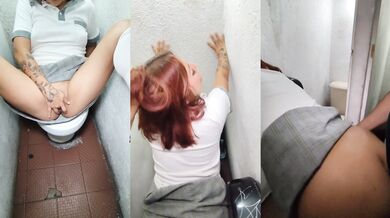 DESCUBRI A MI ALUMNA MASTURBANDOSE EN LOS BAÑOS!! le llene su culito de leche