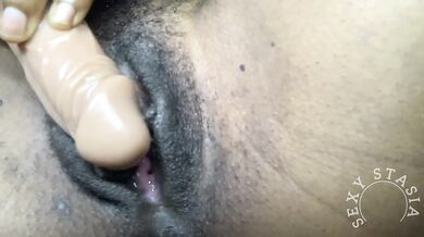 Ebony rubs her pussy with a dildo and squirts hard