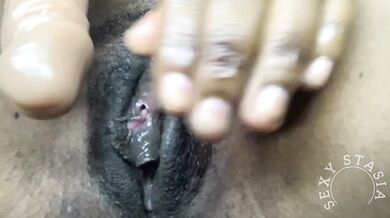 Ebony rubs her pussy with a dildo and squirts hard