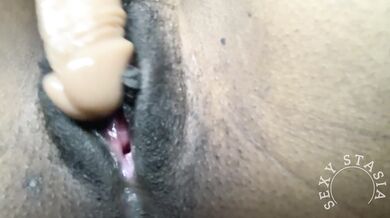 Ebony rubs her pussy with a dildo and squirts hard
