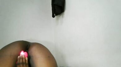 faomar showing her sexy curvy body and nice tiries