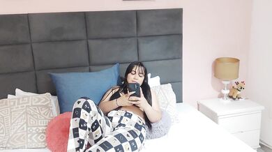 Latina girl masturbates her pussy and sends me a video