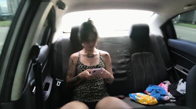 My friend undresses in my car, showing her breasts, eager for a penis.