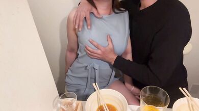 個室居酒屋で手マン、美乳オッパイを揉みまくり
