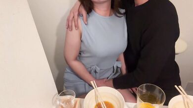 個室居酒屋で手マン、美乳オッパイを揉みまくり