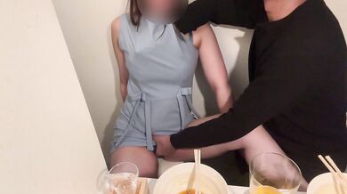 個室居酒屋で手マン、美乳オッパイを揉みまくり
