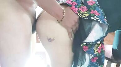 pareja swinger intercambia su mujer, la esposa nunca imaginó que le desflorarían el culo con un dildo para eyacular adentro de sus intestinos