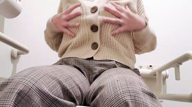 【オナニー・自撮り】トイレの中でイヤらしくオナニーする人妻