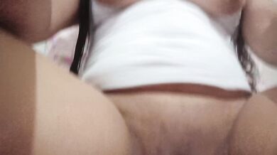Moreninha gostosa batendo siririca pra gozar gostoso