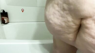 Rubbing My Pussy In The Bath