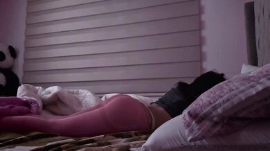 MY STEPSIST COMES TIRED FROM THE GYM AND I CUM INSIDE HER