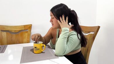 ¡Hermanastro, no me toques que estoy hablando con mi novio! Sexo duro con mi pequeña hermanastra mientras esta en llamada con su novio.