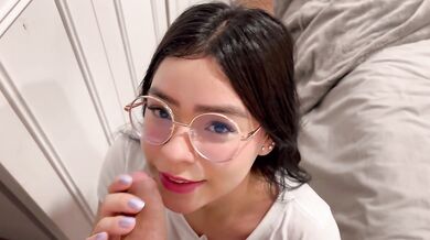 My first time sucking a real cock, my stepbrother did me the favor of lending me his cock to see, touch and suck, I had never seen a cock before