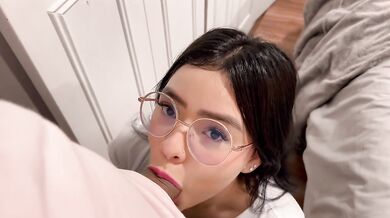 My first time sucking a real cock, my stepbrother did me the favor of lending me his cock to see, touch and suck, I had never seen a cock before