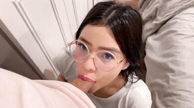 My first time sucking a real cock, my stepbrother did me the favor of lending me his cock to see, touch and suck, I had never seen a cock before