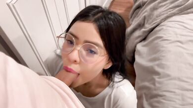 My first time sucking a real cock, my stepbrother did me the favor of lending me his cock to see, touch and suck, I had never seen a cock before