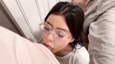 My first time sucking a real cock, my stepbrother did me the favor of lending me his cock to see, touch and suck, I had never seen a cock before