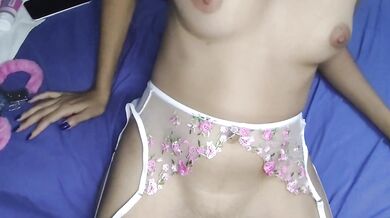 Gozando gostoso depois de masturbação solo e brincando com os peitinhos!