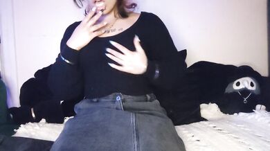 Fucking Myself with a Gift – A Vibrating Butt Plug From! | Raven Black