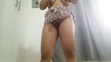 PERVERT STEPMOTHER MASTURBATES AND WANTS TO FUCK AND HAVE THE COCK INSIDE HER PUSSY