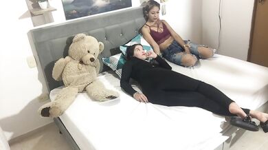 Mi madrastra me enseña a tener sexo lesbico.