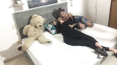 Mi madrastra me enseña a tener sexo lesbico.