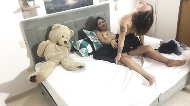 Mi madrastra me enseña a tener sexo lesbico.