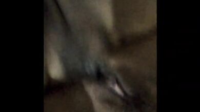 Esposa latina monta la verga de su amante y le envia el video a su esposo