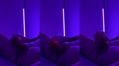 Solo sex toy play clit sucking female masturbation