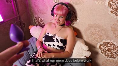 Stepbrother found her anal plug, but stepsister was not confused