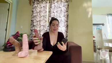 Mexicana rates the packs of her fans, in the end she gets hot and imagines that she fucks them!