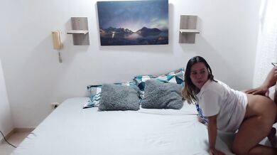 I fuck my wife's pussy on all fours and fill her pussy