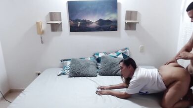 I fuck my wife's pussy on all fours and fill her pussy