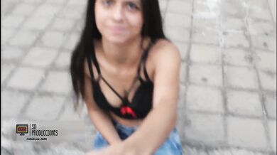 Le ofrezco dinero a una puta en la calle para que me chupe la polla ,lo hace de una manera increíble
