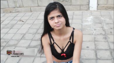 Le ofrezco dinero a una puta en la calle para que me chupe la polla ,lo hace de una manera increíble