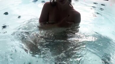 JACUZZI FUCK Who Wanna Join Us? - Peaky Brownies