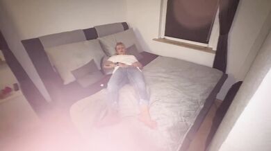 Milf im weissen Shirt besorgt es sich vor Mann und findet es geil sie zittert zuckt und stöhnt währenddessen sie zum Höhepunkt kommt