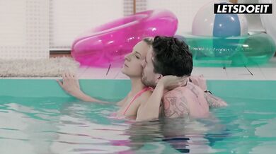 Underwater Fetish Sex with Bianca Ferrero & Big Dick Boyfriend - LETSDOEIT