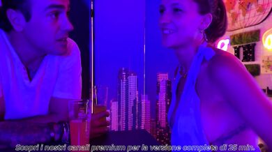 Incontro al CLUB DI SCAMBISTI - finisco per farmi sfondare davanti a uomini eccitati