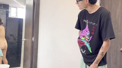 espio a mi hermanastra mientras se cambia en el cuarto y terminamos follando