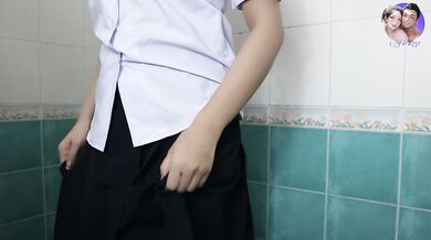 New241New นักเรียนขี้เงี่ยนช่วยตัวเองในห้องน้ำ