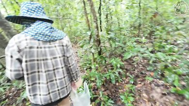 สาวไทยเดินคุยเล่นเก็บเห็ดในป่า แอบโชว์ในป่าลึก เสียงไทยชัด
