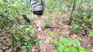 สาวไทยเดินคุยเล่นเก็บเห็ดในป่า แอบโชว์ในป่าลึก เสียงไทยชัด