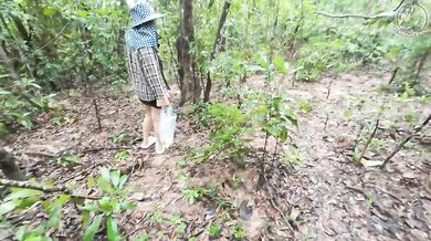 สาวไทยเดินคุยเล่นเก็บเห็ดในป่า แอบโชว์ในป่าลึก เสียงไทยชัด