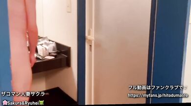 Japanese wife shaving her pussy. /Amateur couple/Asian/Black hair/Fair skin/Korean/Taiwanese/Thai