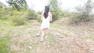 สาวไทยเดินเล่น ช่วยตัวเองในป่า Thai Outdoor Public