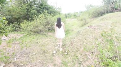 สาวไทยเดินเล่น ช่วยตัวเองในป่า Thai Outdoor Public