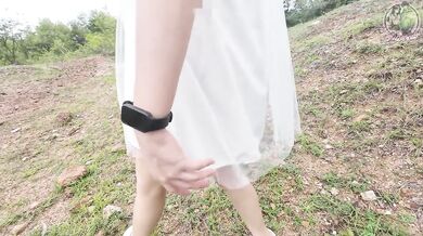 สาวไทยเดินเล่น ช่วยตัวเองในป่า Thai Outdoor Public